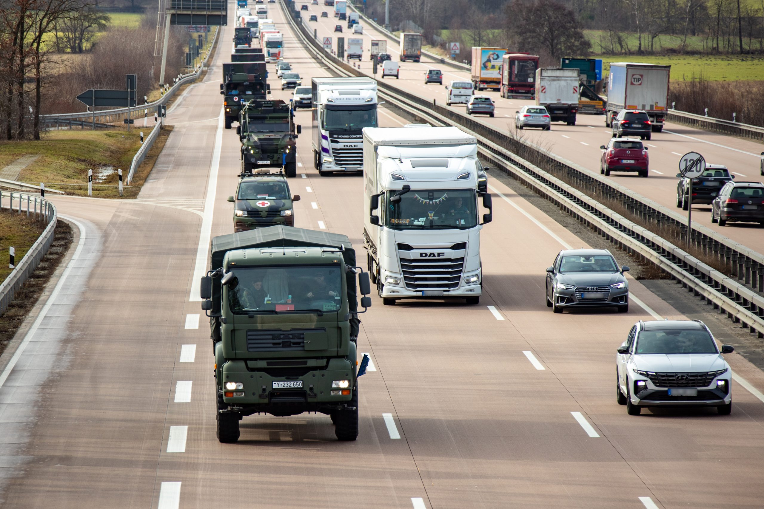 Eine Marschkolonne auf der Autobahn. Hier ein Archivbild der Bundeswehr von der Verlegung zur Übung „Medic Quadriga“ nach Litauen am 26. Februar 2026.