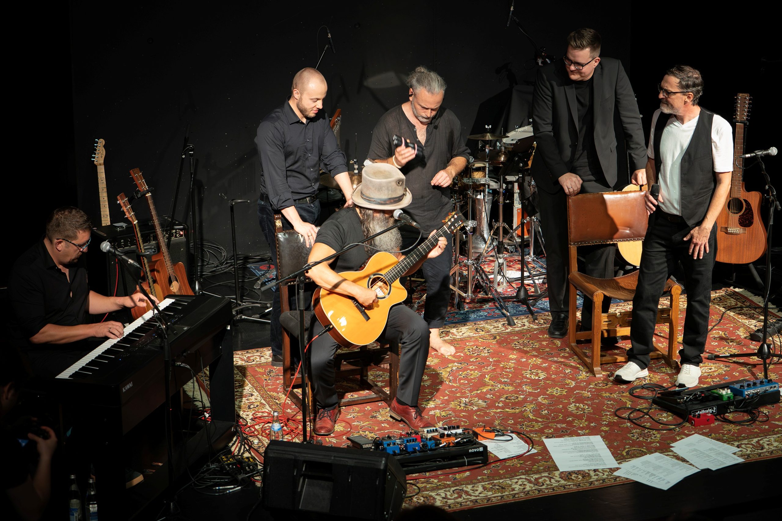 Mit verbindender Leidenschaft für die Musik: (stehend von links) Hendrik Bangert, Kay Thierer, Michael Benning, Achim Kuch, Simon Abele (am Piano) und Hermann Bangert (sitzend).