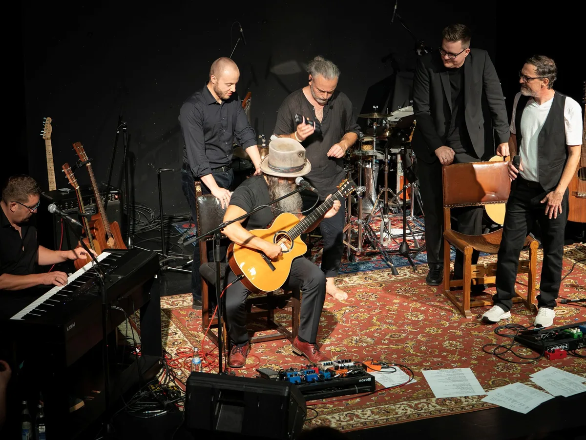 Mit verbindender Leidenschaft für die Musik: (stehend von links) Hendrik Bangert, Kay Thierer, Michael Benning, Achim Kuch, Simon Abele (am Piano) und Hermann Bangert (sitzend).