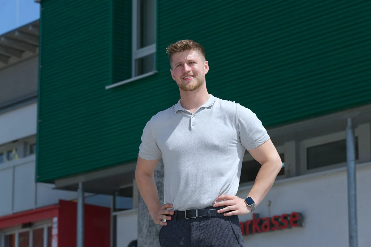 Gut eingelebt: Lennart Schmeißers zweites Zuhause ist seit 100 Tagen das Hermaringer Rathaus im Hintergrund. 