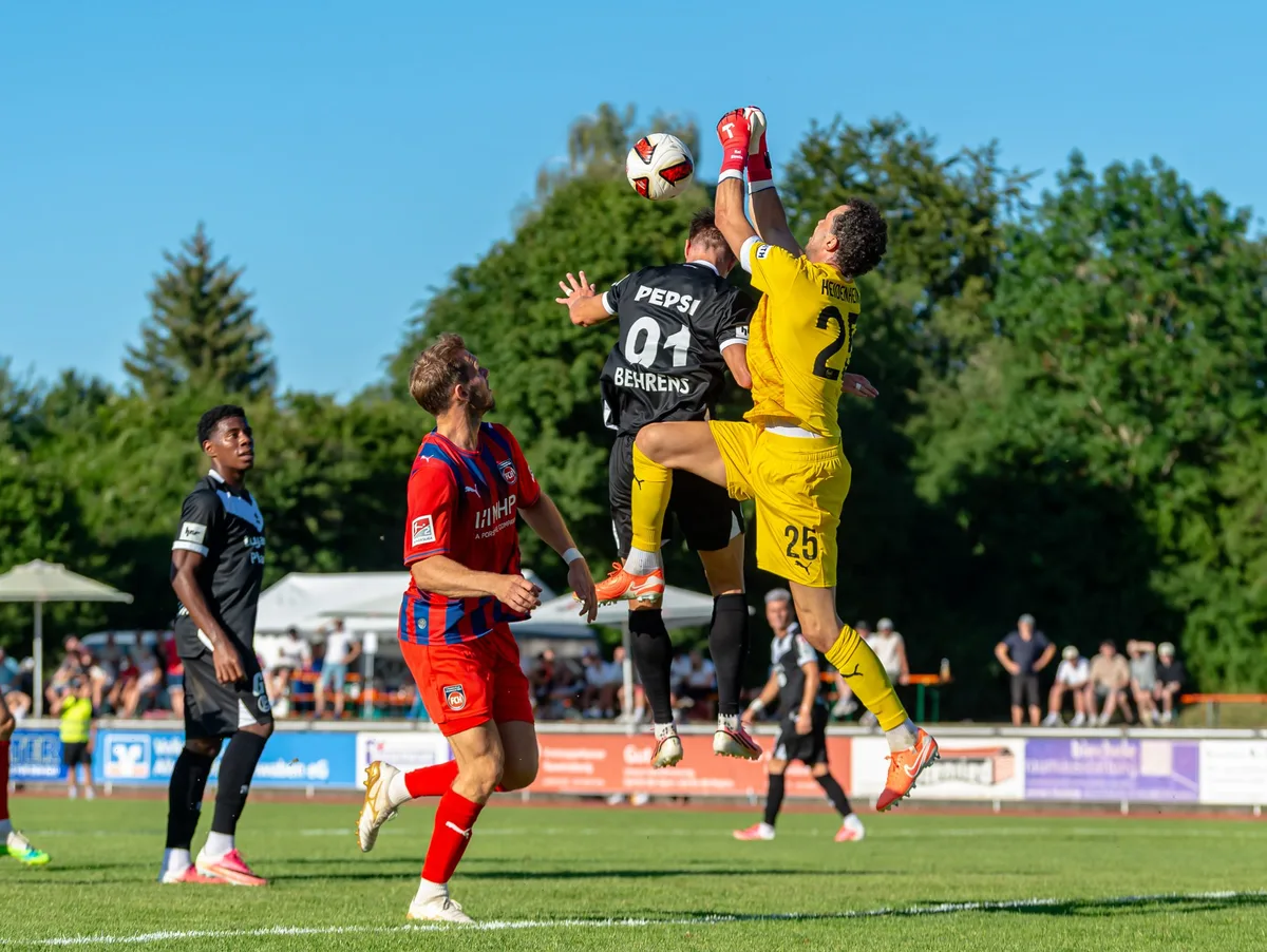 Im Trikot des 1. FC Heidenheim: Torhüter Kai Eisele durfte sich als Gastspieler im Test gegen den FC Lugano beweisen.