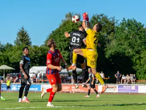 GER, 1. FC Heidenheim vs FC Lugaon, Fussball, Vorbereitung, Saison 2026/27, 10.07.2026 Im Trikot des 1. FC Heidenheim: Torhüter Kai Eisele durfte sich als Gastspieler im Test gegen den FC Lugano beweisen.