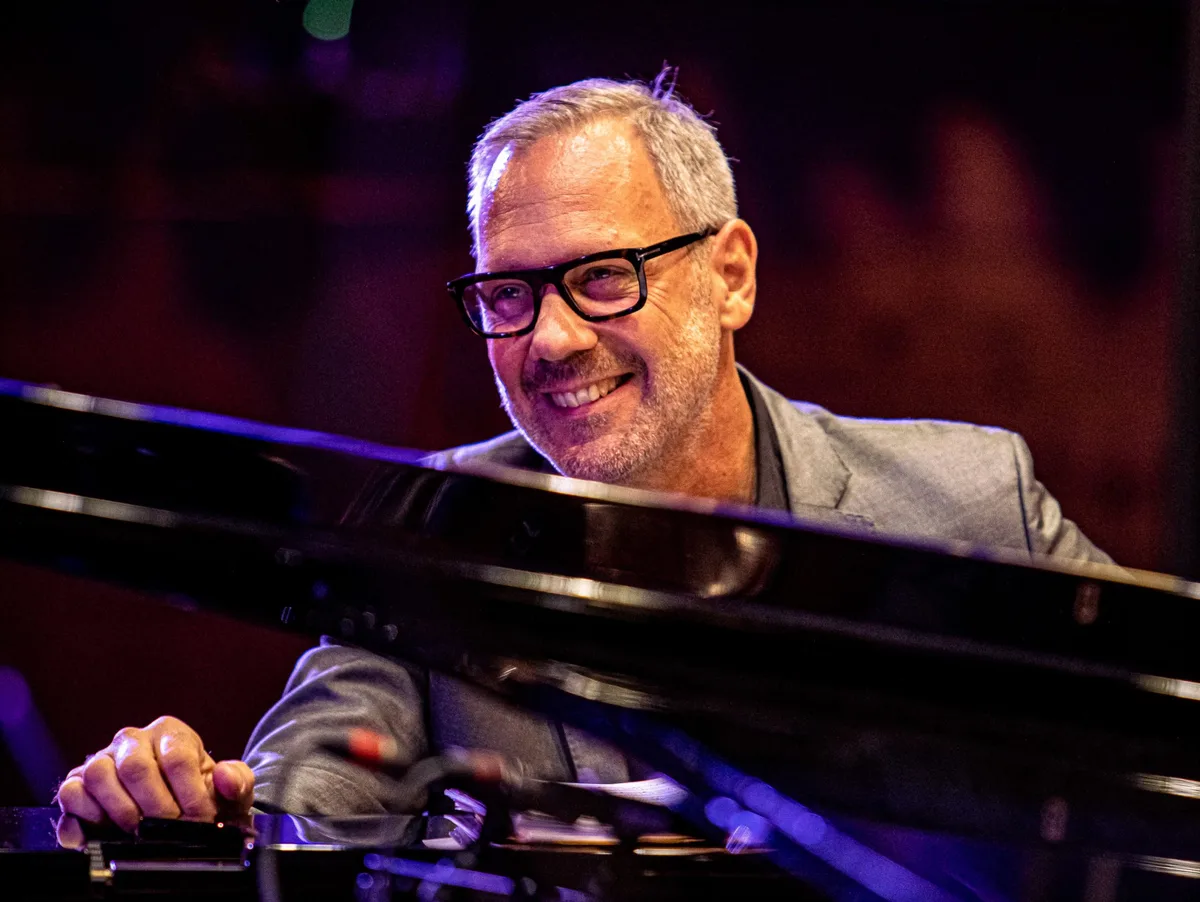 Thilo Wolf bringt bei der „Last Night“ der Opernfestspiele Heidenheim musikalische Welten zusammen. Thilo Wolf bringt bei der „Last Night“ der Opernfestspiele Heidenheim musikalische Welten zusammen.