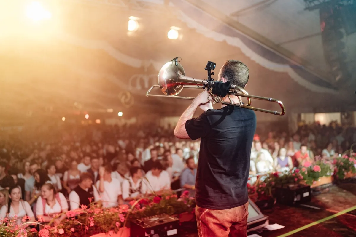 Die Partyband „Illertaler“ markiert den Höhepunkt am Samstagabend, 4. Juli, im Hohenmemminger Festzelt.
