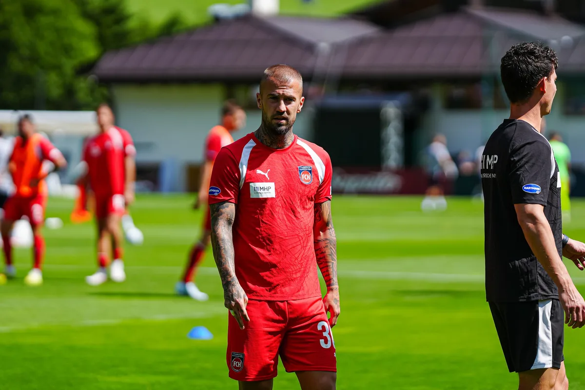 Ein letztes Anschwitzen: Gegen den FC Bologna saß Niklas Dorsch über 90 Minuten auf der Ersatzbank und verabschiedete sich einige Stunden später vom 1. FC Heidenheim.