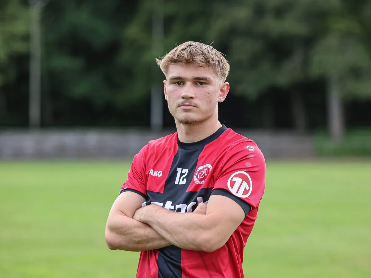 Fotoshooting des FV Sontheim, Fußball, Spieler Denis Jarzew Zwangspause: Die Fußballer des FV Sontheim müssen wohl länger auf Offensivspieler Denis Jarzew verzichten.