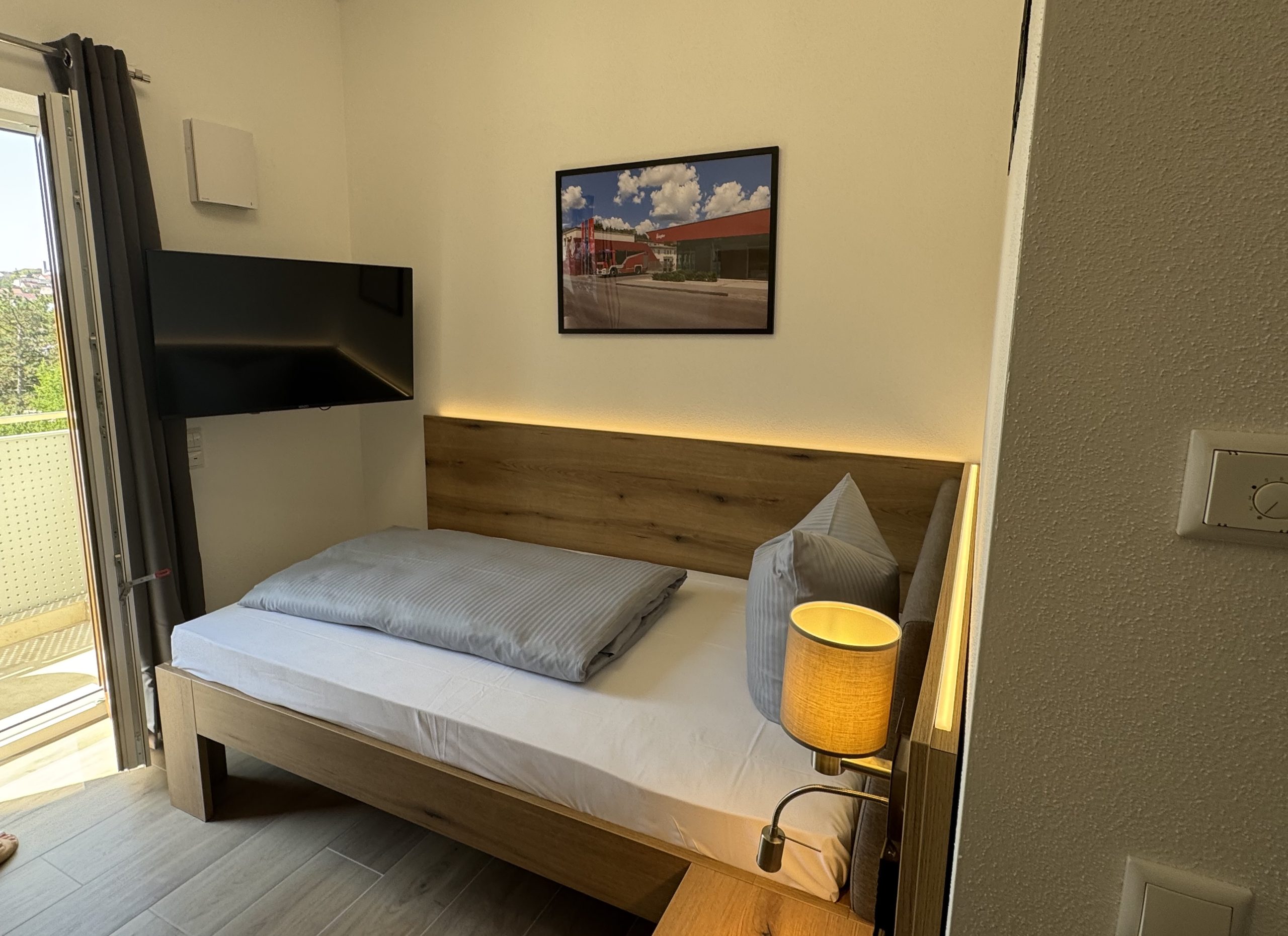Eines der 21 neuen Zimmer im Stadthotel. An der Wand hängt ein Bild von Ziegler.
