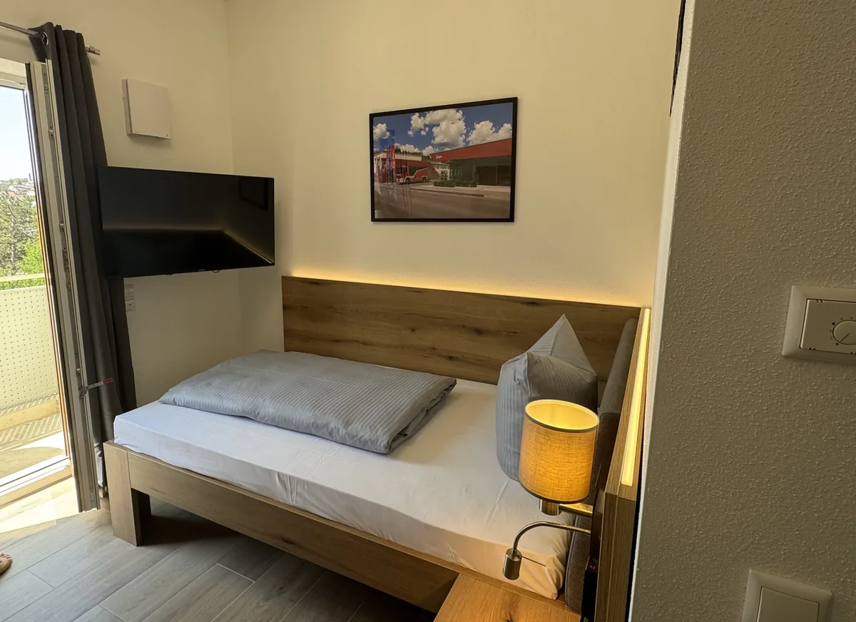 Eines der 21 neuen Zimmer im Stadthotel. An der Wand hängt ein Bild von Ziegler.