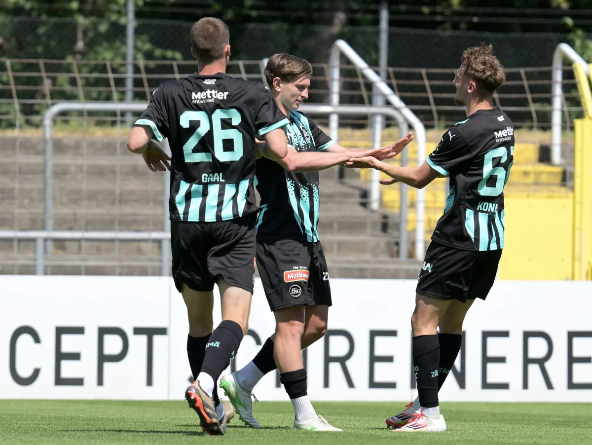 GER, 1.FC Kaiserslautern vs. FC St.Gallen 1879, Fussball, Freundschaftsspiel, Saison 2025/2026, 05.07.2025 Torjubel war Alessandro Vogt (Mitte) bei den Spielen des FC St. Gallen gewohnt.