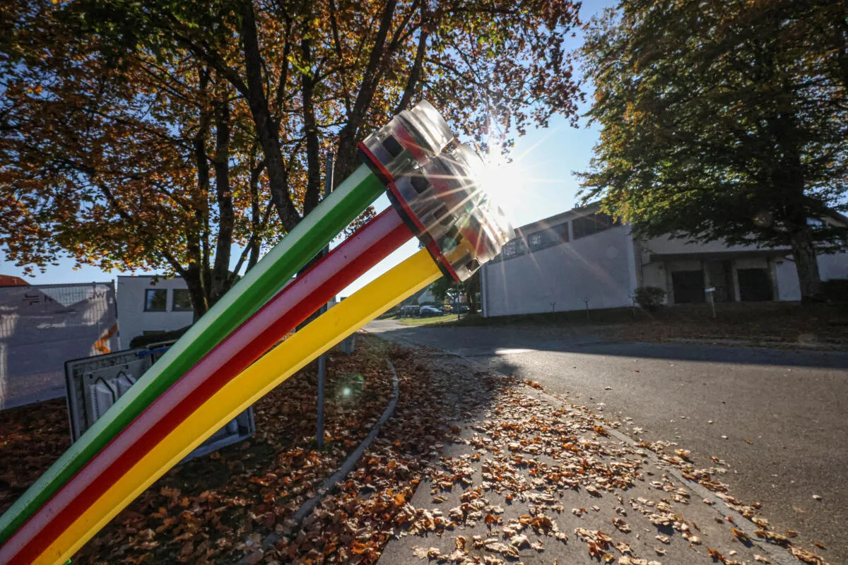 Spatenstich zum Glasfaserausbau in Nattheim NetCom BW Am Eberhardsweg laufen die Arbeiten zwar schon seit Mitte September, jetzt wurde unweit der Herz-Jesu-Kirche der Spatenstich für den Glasfaserausbau in Nattheim abgehalten.