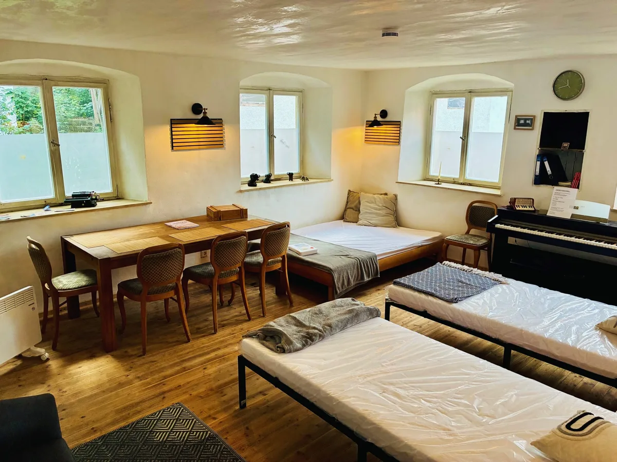 Zimmer Herberge Ein schlichtes Bett, ein helles Zimmer und ein Dach über dem Kopf: Die Pilger-Herberge in Burgberg ist fertig.