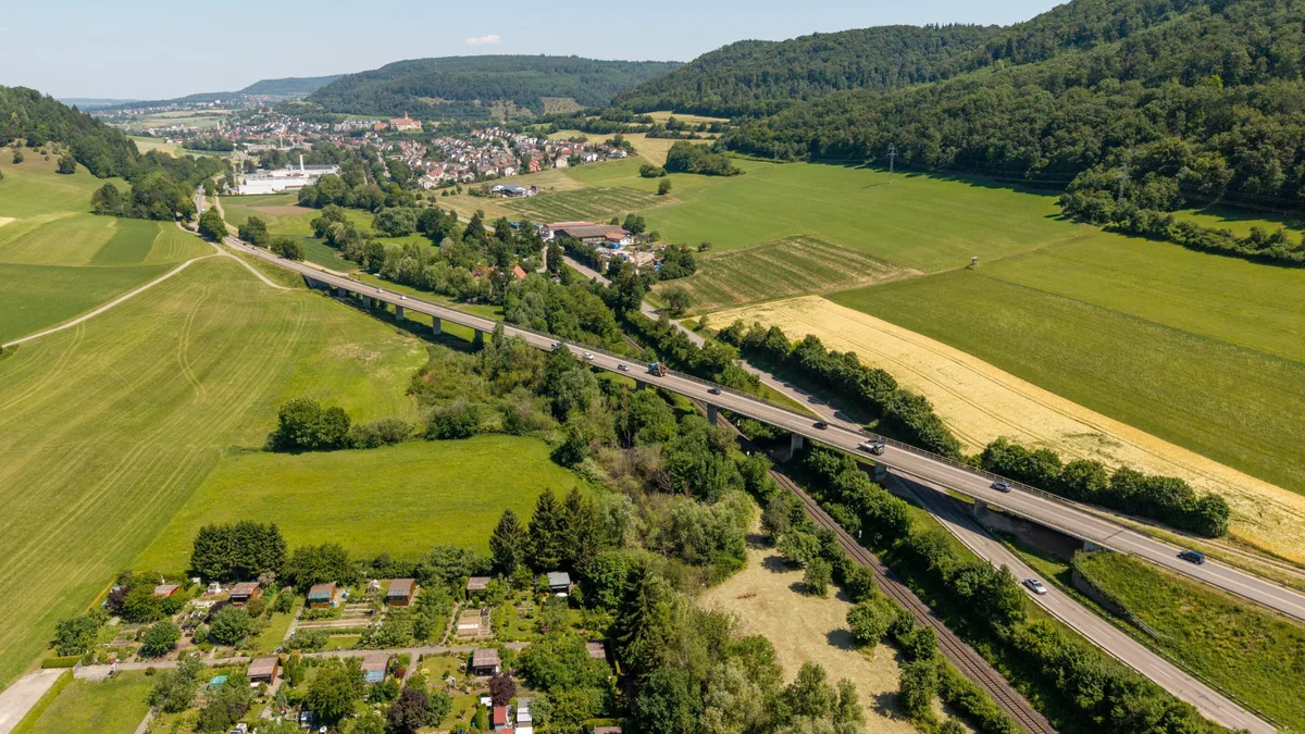 Blick auf die Kochertalbrücke der B19, zwischen Unter- und Oberkochen.