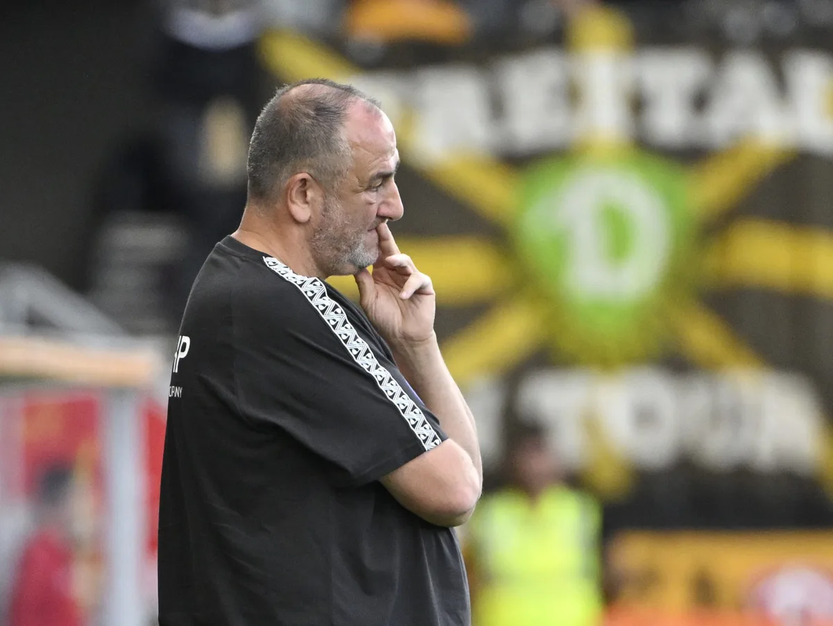 GER, 1. FC Heidenheim vs. Dynamo Dresden, Fußball, 2. Bundesliga, Spieltag 3, Spielzeit 2026/2027, 29.08.2026 Der tüftelnde Baumeister: Frank Schmidt bastelt in den kommenden Wochen am neuen Gerüst der Heidenheimer Mannschaft, das durch einige späte Abgänge noch an Stabilität verloren hatte.