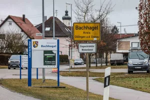 Ortsschild, Bachhagel, Ortseingang, Wegen eines Wahlverstoßes muss in Bachhagel neu gewählt werden.