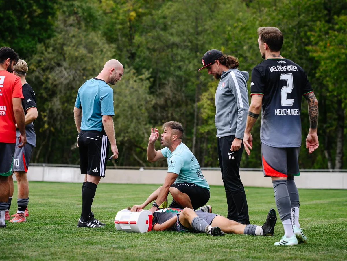 Fußball, Bezirksliga: TSG Nattheim – SG Heldenfingen/Heuchlingen Aufgeregt: Daniel Mack, Trainer der SG Heldenfingen/Heuchlingen, diskutiert mit Schiedsrichter Friedrich Schaar. SG-Kapitän Tim Neumann muss verletzt vom Platz.