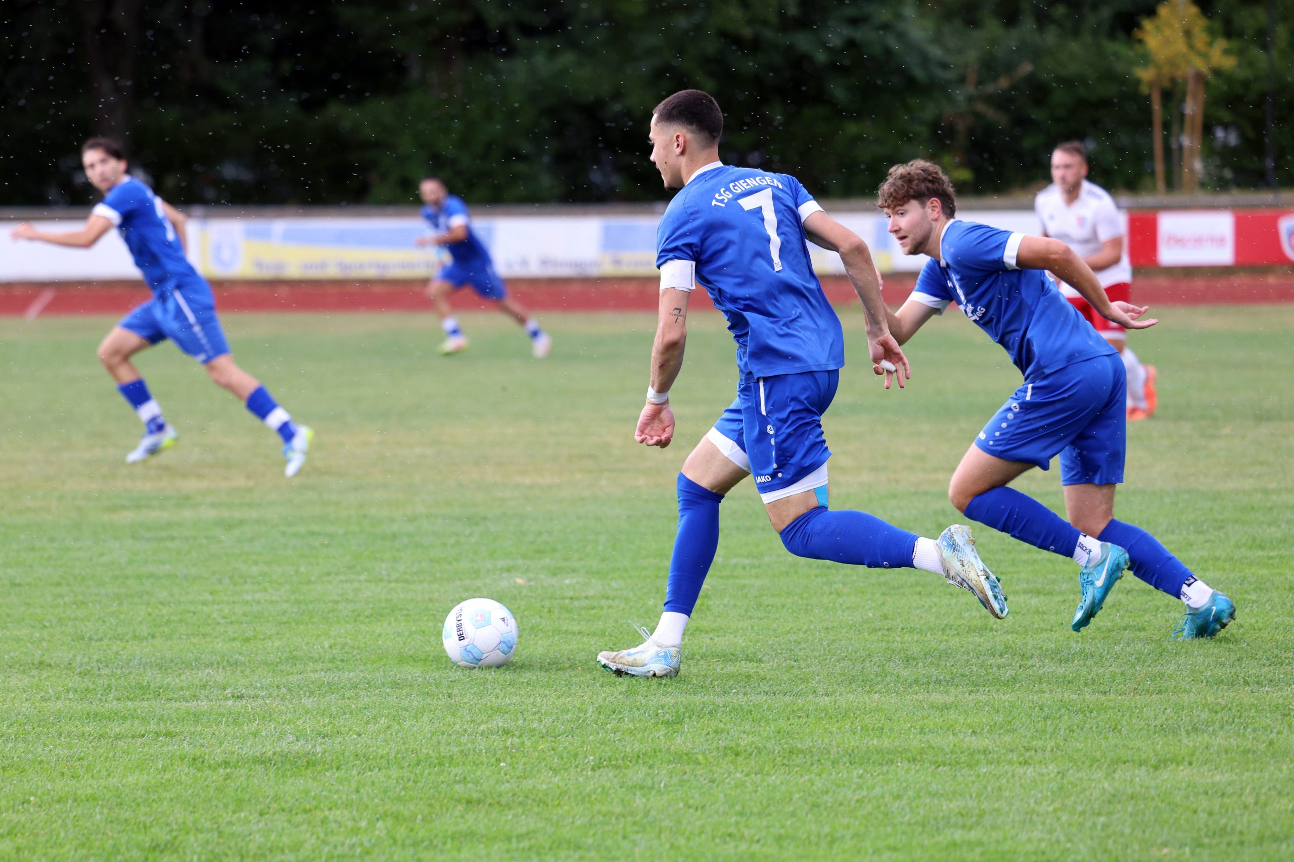 Am Ball für die TSG Giengen: Neo Fähnle (Nummer sieben, hier im Testspiel gegen die Spielvereinigung Bachtal) führt nach dem ersten Spieltag die Torjägerliste an. 