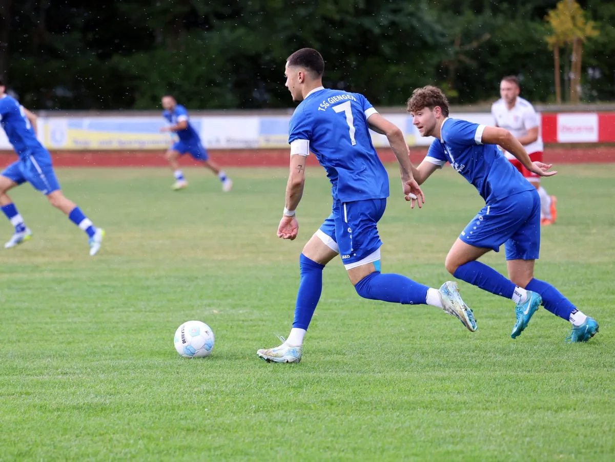 Fußball: TSG Giengen – SpVgg Bachtal, Am Ball für die TSG Giengen: Neo Fähnle (Nummer sieben, hier im Testspiel gegen die Spielvereinigung Bachtal) führt nach dem ersten Spieltag die Torjägerliste an.