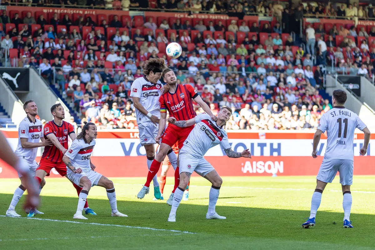 Patrick Mainka (beim Kopfball) geht mit dem FCH als dienstältester Kapitän in die Saison in der 2. Bundesliga. Wie in den neun Zweitliga-Jahren in der Vergangenheit trifft der FCH dabei auch auf den FC St. Pauli.