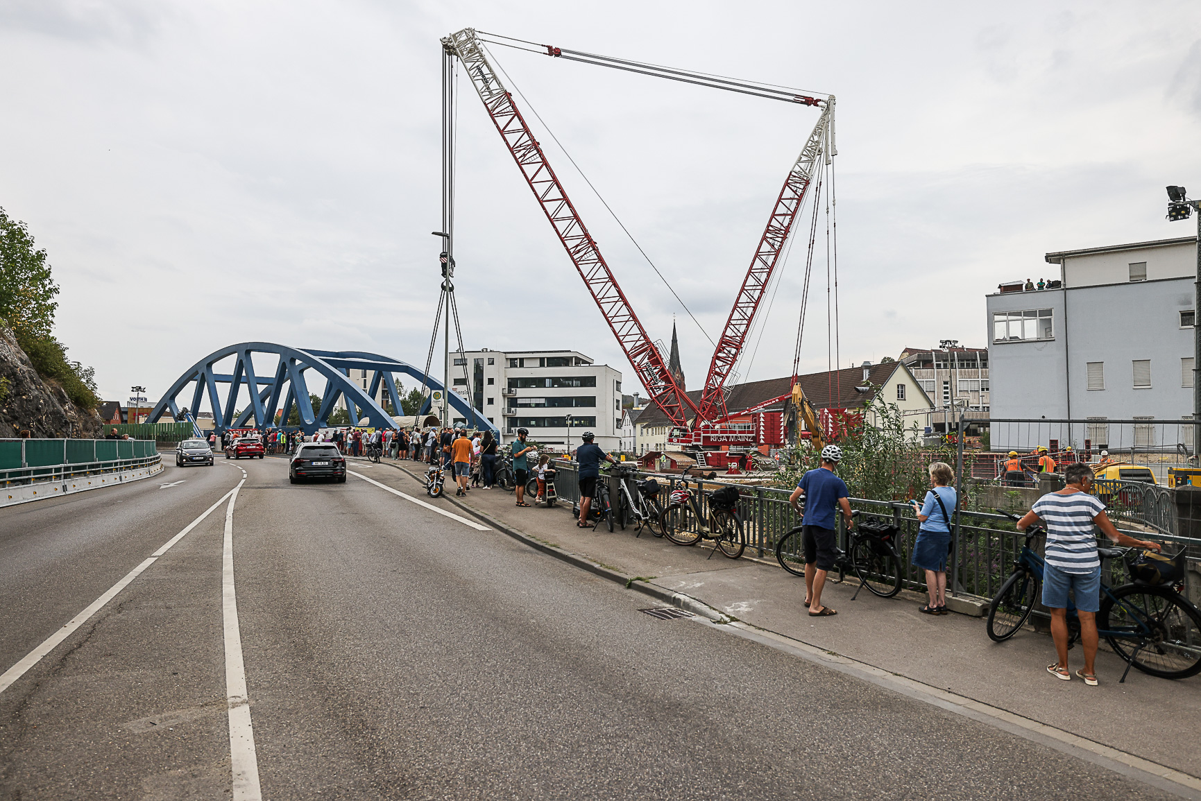 Aktueller Stand vom Einheben der neuen Bahnbrücke. Fotos: Rudi Penk