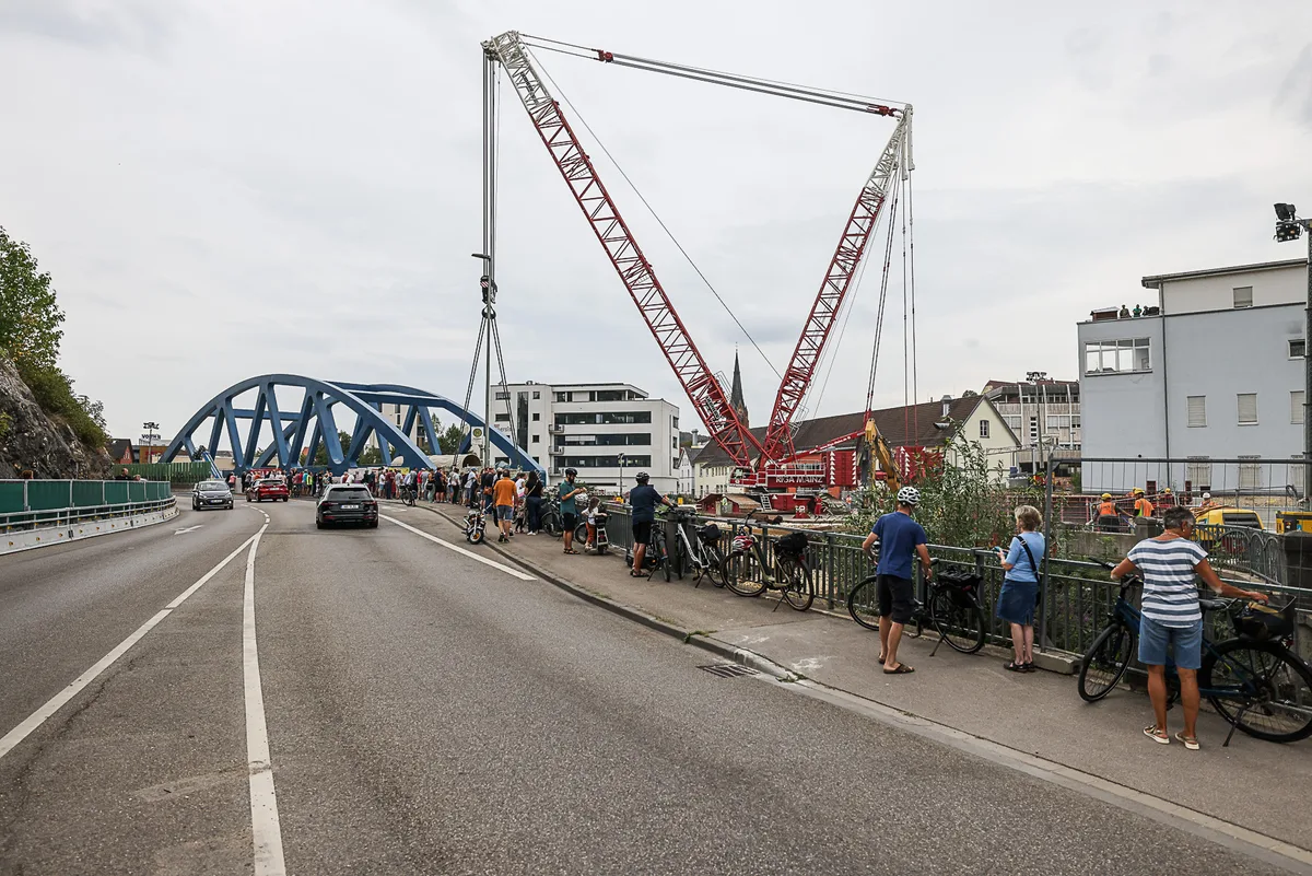 Aktueller Stand vom Einheben der neuen Bahnbrücke. Fotos: Rudi Penk