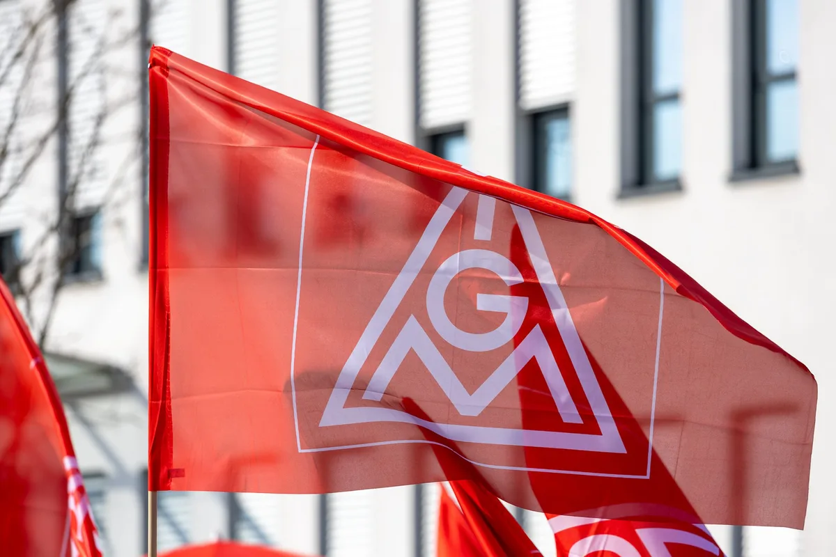 Die IG Metall veranstaltet gemeinsam mit dem DGB und Verdi eine Großkundgebung am 10. Juli in Ulm, um sich unter anderem gegen drohende Rentenkürzungen zu wehren, und ruft zur Teilnahme auf.