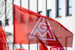 IG Metall Warnstreiks im bayerischen Kfz-Handwerk, Nürnberg, 02.04.2025 Die IG Metall veranstaltet gemeinsam mit dem DGB und Verdi eine Großkundgebung am 10. Juli in Ulm, um sich unter anderem gegen drohende Rentenkürzungen zu wehren, und ruft zur Teilnahme auf.