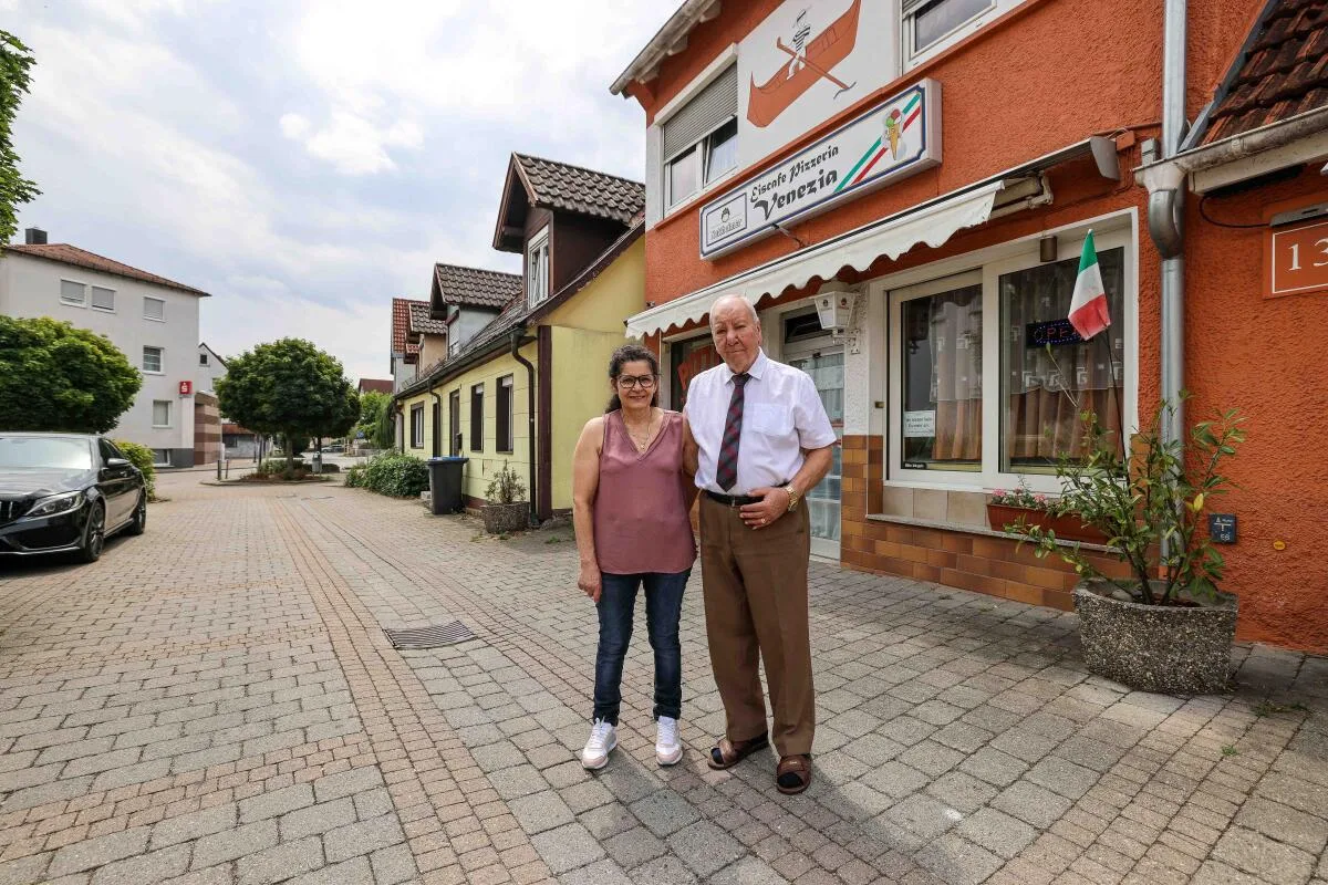 Natalina und Agostino Ferralotto vor ihrem Venezia in Schnaitheim im Hirscheck.