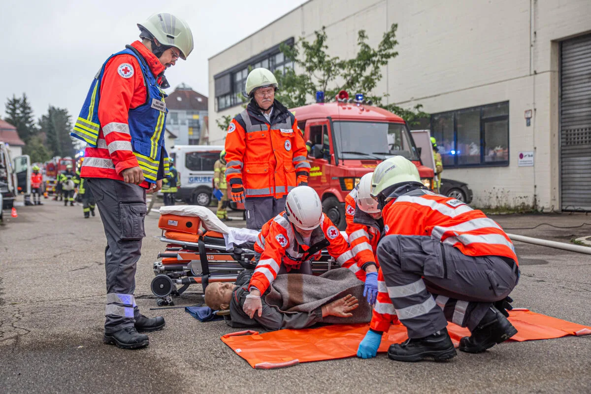 Wie gut ist der Landkreis Heidenheim auf den Ernstfall vorbereitet? Bei einer Großübung im September 2025 probten Feuerwehr und Einsatzkräfte den Katastrophenfall. Für Juni 2027 hat Landrat Peter Polta nun eine landkreisweite Katastrophenschutzübung angekündigt. Wie gut ist der Landkreis Heidenheim auf den Ernstfall vorbereitet? Bei einer Großübung im September 2025 probten Feuerwehr und Einsatzkräfte den Katastrophenfall. Für Juni 2027 hat Landrat Peter Polta nun eine landkreisweite Katastrophenschutzübung angekündigt.