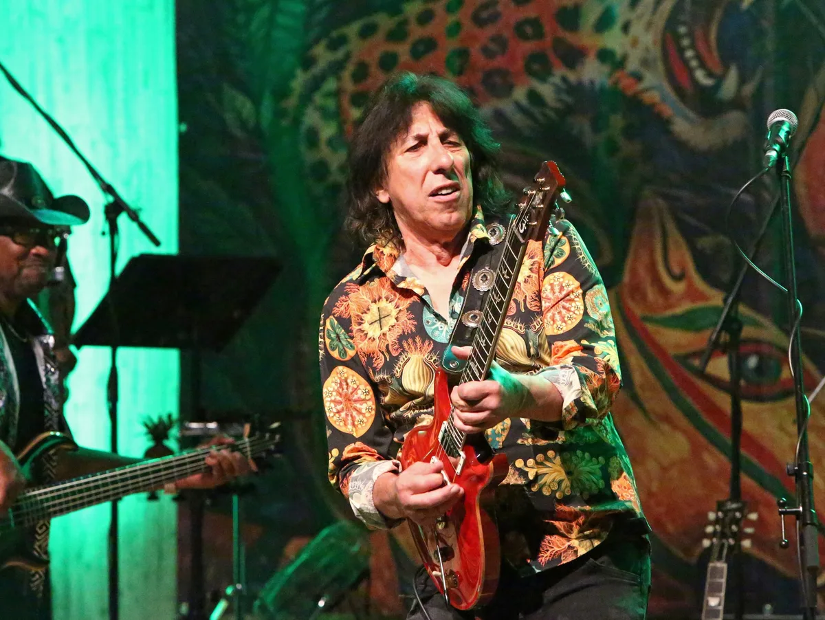 Siggi Schwarz begeisterte mit „The Music of Santana“ in der Waldorfschule Heidenheim. Siggi Schwarz begeisterte mit „The Music of Santana“ in der Waldorfschule Heidenheim.
