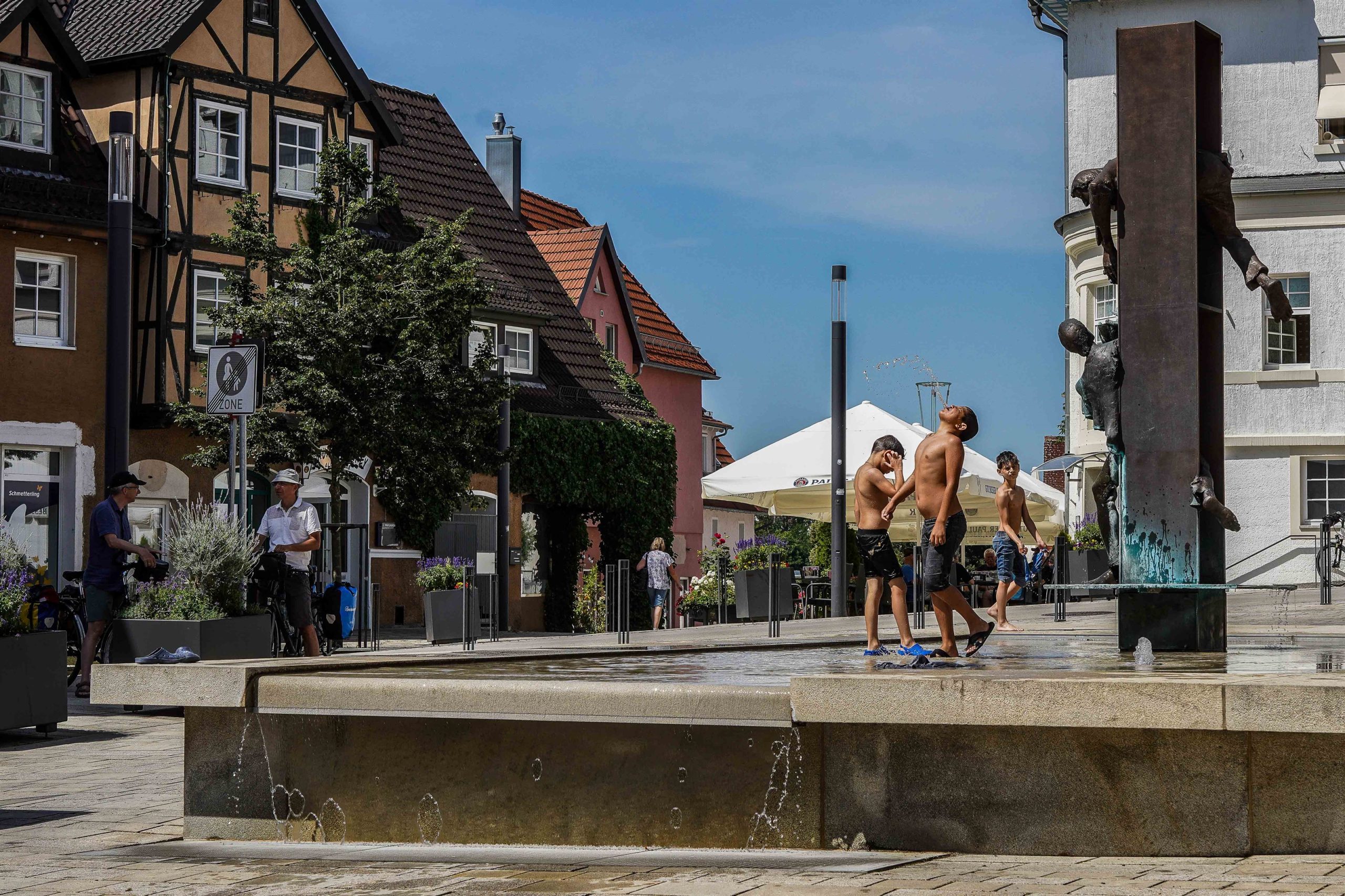 Plantschen unter Panschern: Der Brunnen vor dem Rathaus ist im Sommer ein Magnet.