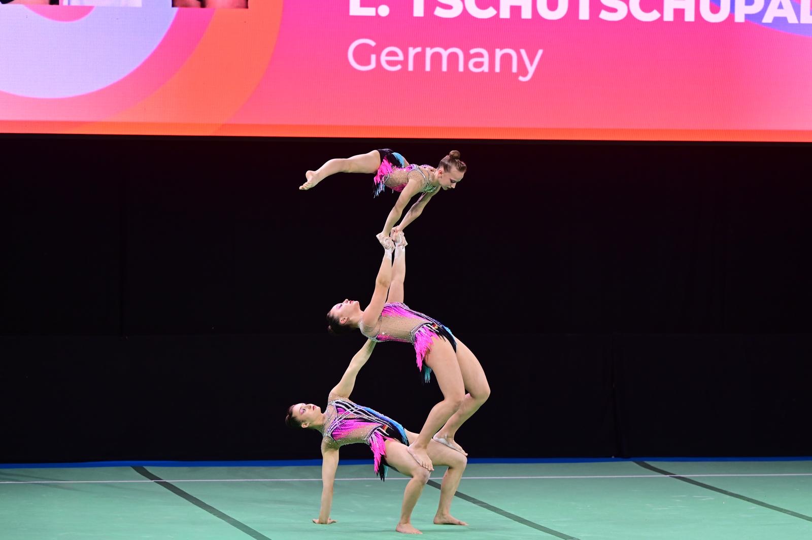 Das perfekte Teamwork von Finia Falch (Mitte), Kay Klotz und Leni Tschutschupalov (oben) wurde in Pesaro mit einer Medaille belohnt.