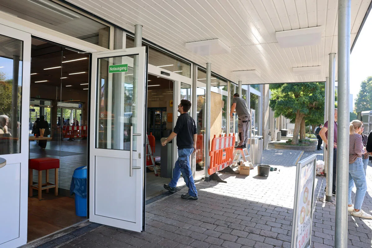 Mittlerweile sind die Absperrungen am Heidenheimer Bahnhof weg und die neuen Türen eingebaut. Mittlerweile sind die Absperrungen am Heidenheimer Bahnhof weg und die neuen Türen eingebaut.