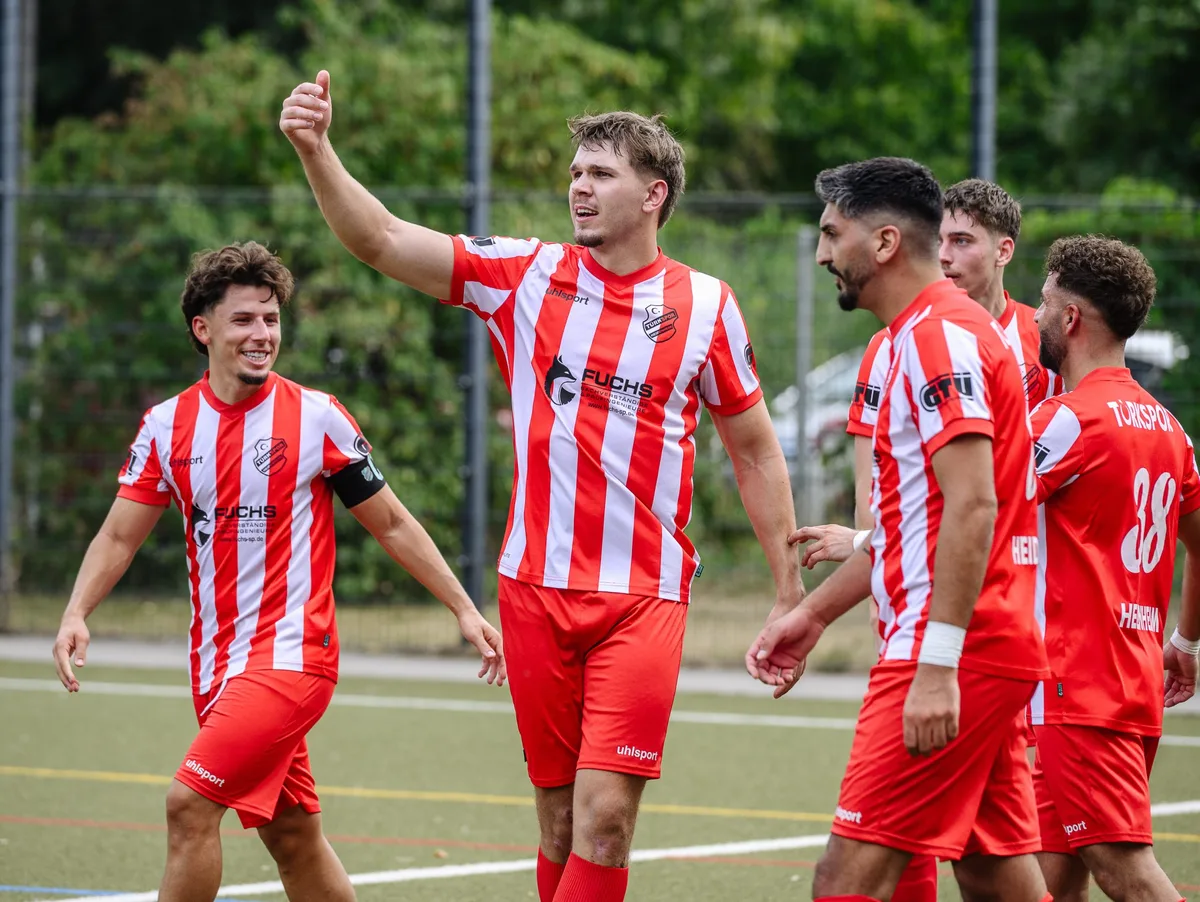 Fußball-Bezirksliga: Türkspor Heidenheim gegen TSG Nattheim Der Torschütze ruft zum Jubel: Denisz Toth sorgte mit seinem Treffer für einen gelungenen Saisonstart für Türkspor.