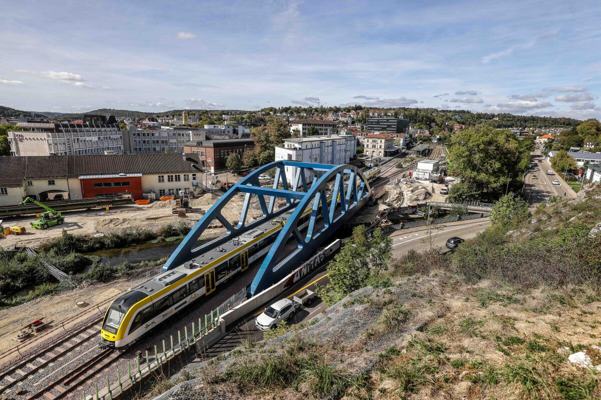 Mitte August wurde die neue Brücke eingehoben, Züge rollten allerdings erst am 21. September über das neue Bauwerk. 