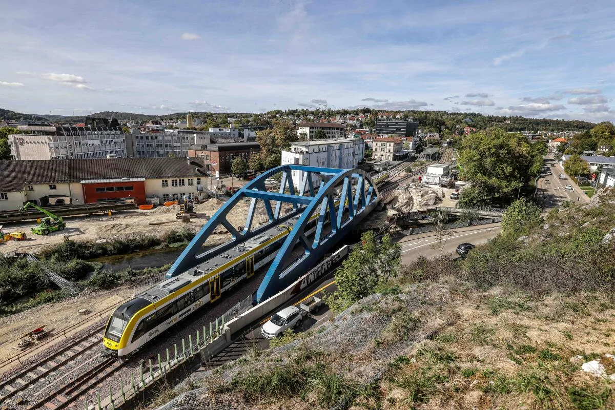 Züge, Zug, neue, Bahnbrücke, Brücke, Bahn, DB, Heidenheim, Mitte August wurde die neue Brücke eingehoben, Züge rollten allerdings erst am 21. September über das neue Bauwerk.