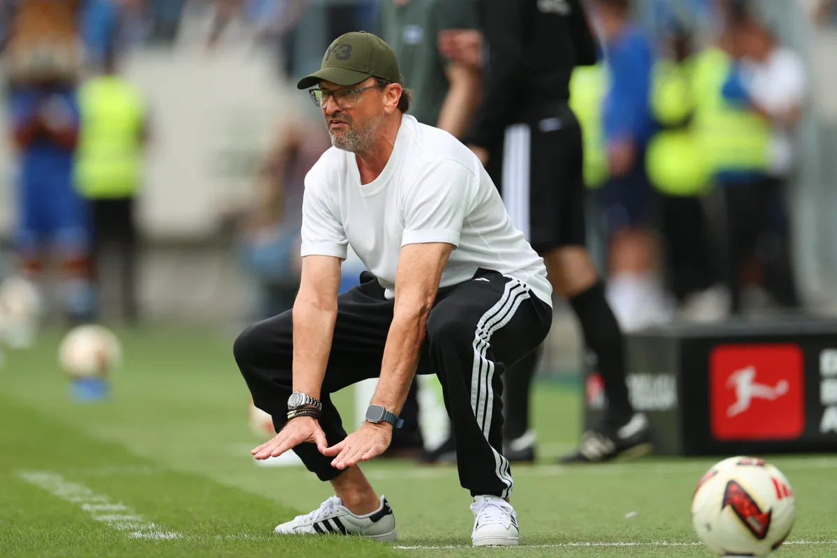 Karlsruher SC vs. Energie Cottbus, 2. Bundesliga, 5. Spieltag, 2026/2027, 13.09.2026 Er ist das Aushängeschild an der Seitenlinie von Energie Cottbus: Claus-Dieter Wollitz hat vor allem durch seine Pressekonferenzen mittlerweile Kultstatus in der Lausitz erlangt. Doch auch das Sportliche ist in der bisherigen Saison ordentlich.