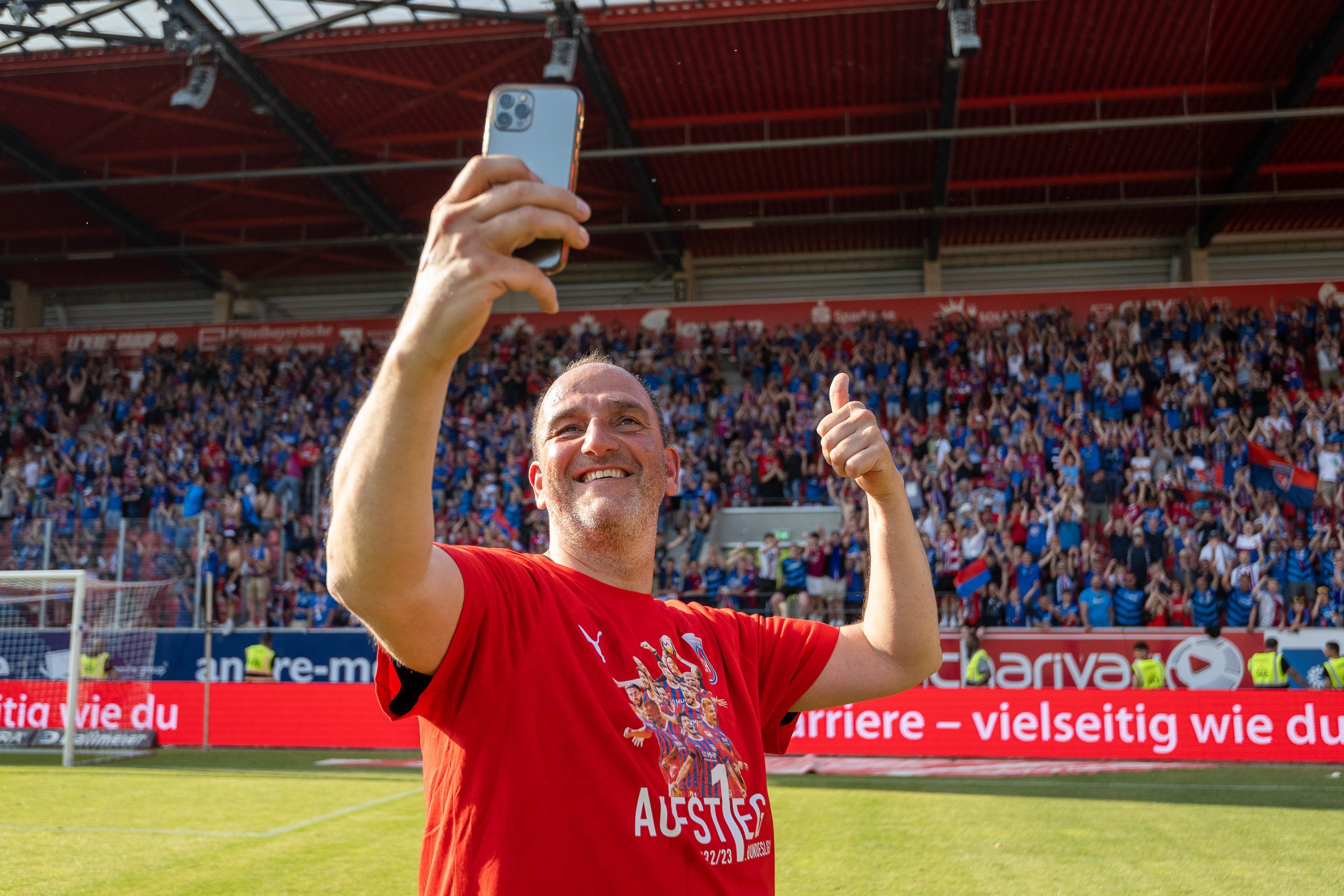 Ein Erinnerungsfoto vom Höhepunkt: Nach einem dramatischen 3:2-Erfolg in Regensburg feierte Frank Schmidt mit seinem Team den Bundesliga-Aufstieg.