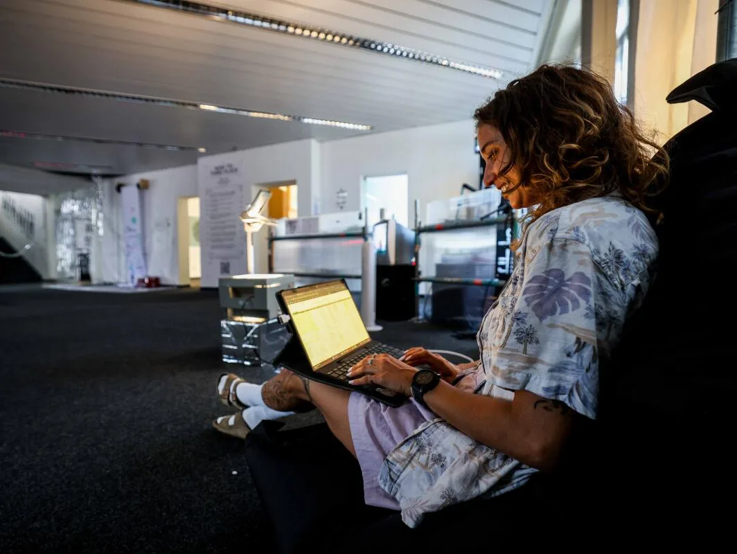Heidenheim, Kontakt, Kiosk, kontaktkiosk, Kulturstätte, Commerzbank, Carolin Michalk vom Kulturbündnis Heidenheim arbeitet regelmäßig in den Ausstellungsräumen und kommt dabei mit Besucherinnen und Besuchern ins Gespräch.