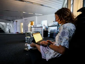 Heidenheim, Kontakt, Kiosk, kontaktkiosk, Kulturstätte, Commerzbank, Carolin Michalk vom Kulturbündnis Heidenheim arbeitet regelmäßig in den Ausstellungsräumen und kommt dabei mit Besucherinnen und Besuchern ins Gespräch.