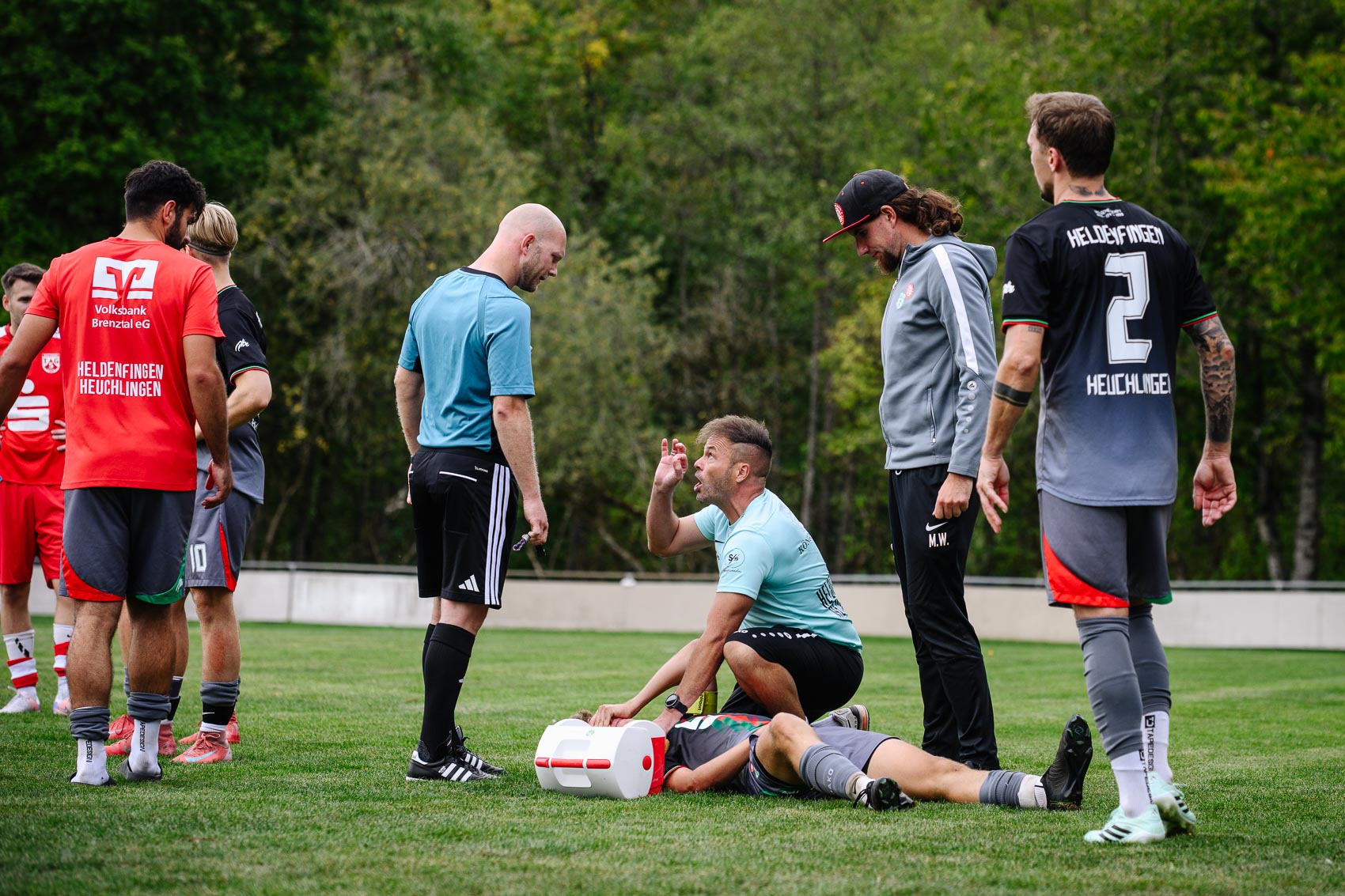 Aufgeregt: Daniel Mack, Trainer der SG Heldenfingen/Heuchlingen, diskutiert mit Schiedsrichter Friedrich Schaar. SG-Kapitän Tim Neumann muss verletzt vom Platz.