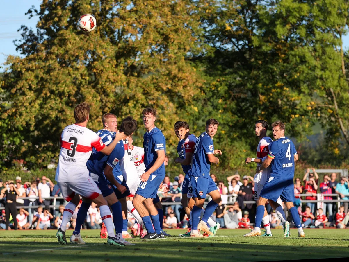 GER, VfB Stuttgart vs. 1. FC Heidenheim 1846, Fussball, Freundschaftsspiel, Spielzeit 2026/2027, 25.09.2026 Gerangel um den Ball und die Startelfplätze: Der Konkurrenzkampf beim 1. FC Heidenheim zeigte sich auch im Testspiel gegen den VfB Stuttgart.