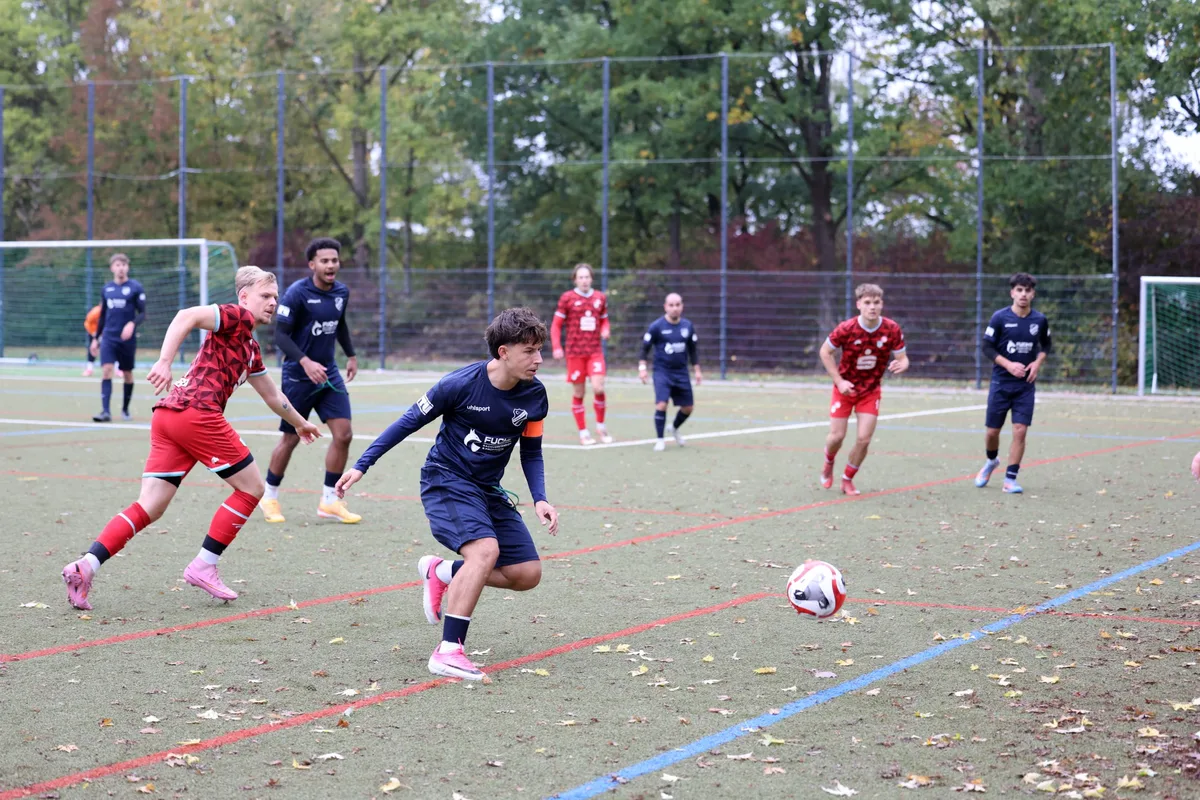 Fußball: Türkspor Heidenheim – SG Heldenfingen/Heuchlingen Kapitän und Top-Torjäger: Amir Werner (vorne) führte Türkspor Heidenheim gegen die SG Heldenfingen/Heuchlingen zum Heimsieg.