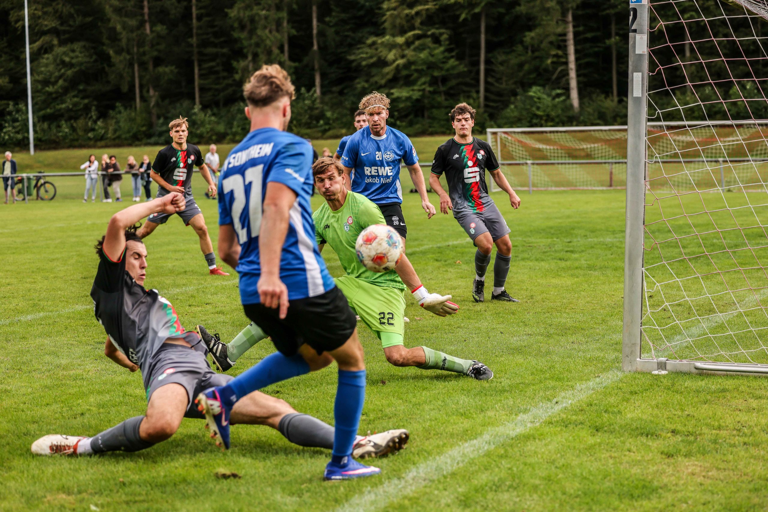 Zuletzt waren die Fußballer der Spielgemeinschaft Heldenfingen/Heuchlingen um Torhüter Manuel Renner in der Defensive stark gefordert.