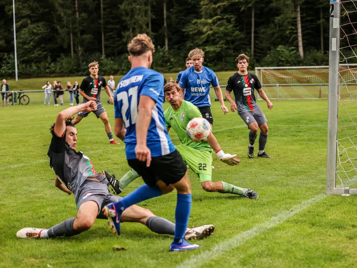 Fußball, Heldenfingen/Heuchlingen, Sontheim Zuletzt waren die Fußballer der Spielgemeinschaft Heldenfingen/Heuchlingen um Torhüter Manuel Renner in der Defensive stark gefordert.
