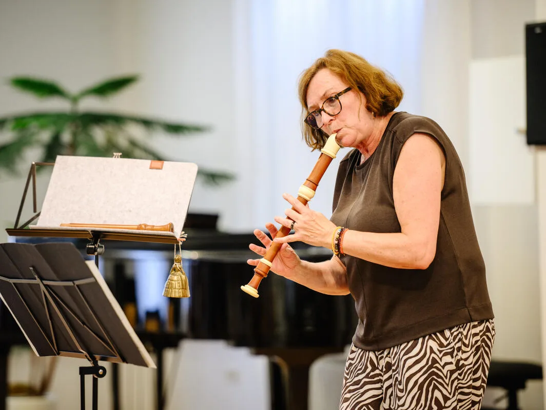 Birgit Schmitz-Rode entlockte ihrer Altblockflöte beim Jubiläumskonzert des Fördervereins Neue Musik Heidenheim mystisch anmutende Melodien.