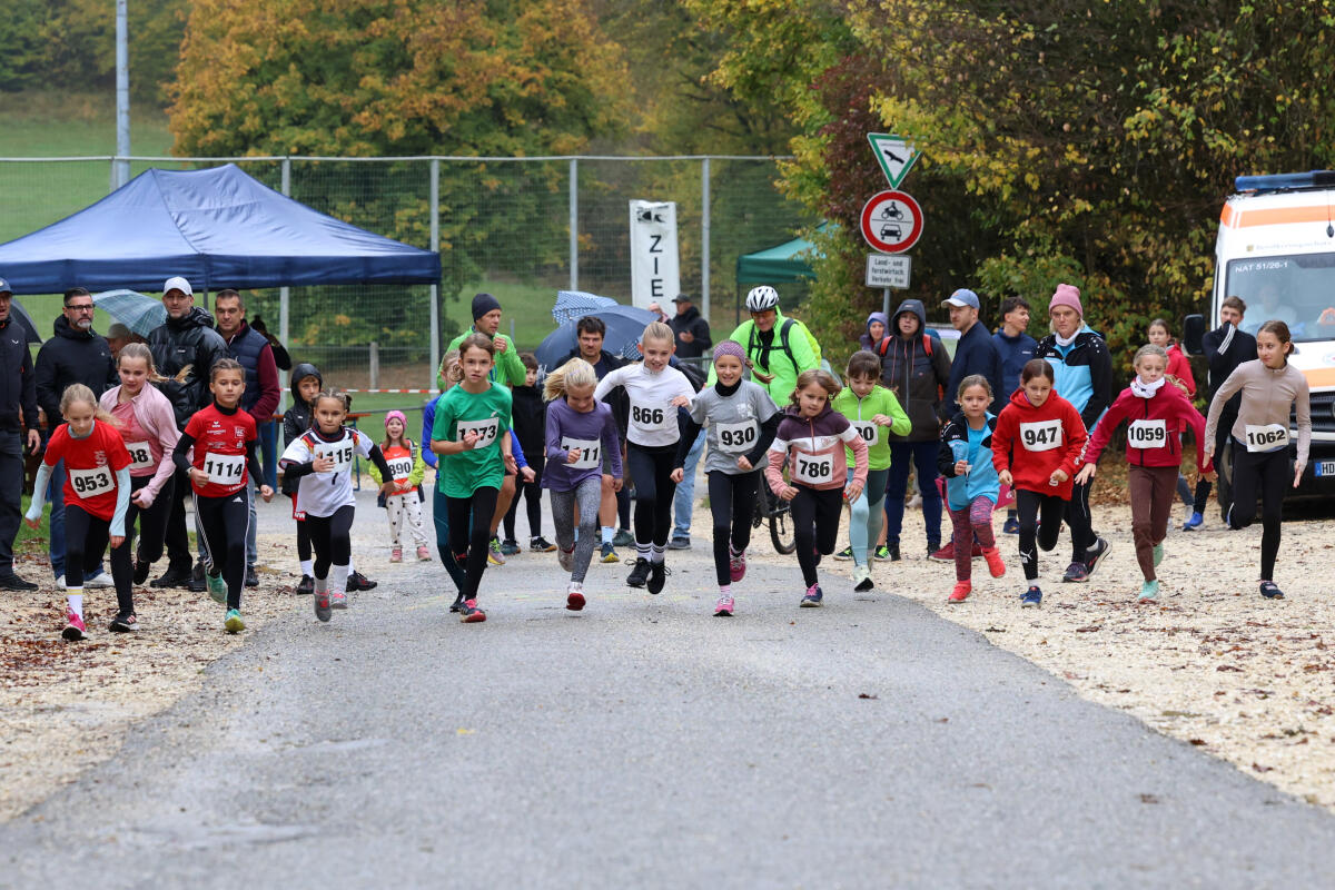 Mit schnellen Schritten: Der Läufernachwuchs beim Maultaschenlauf.