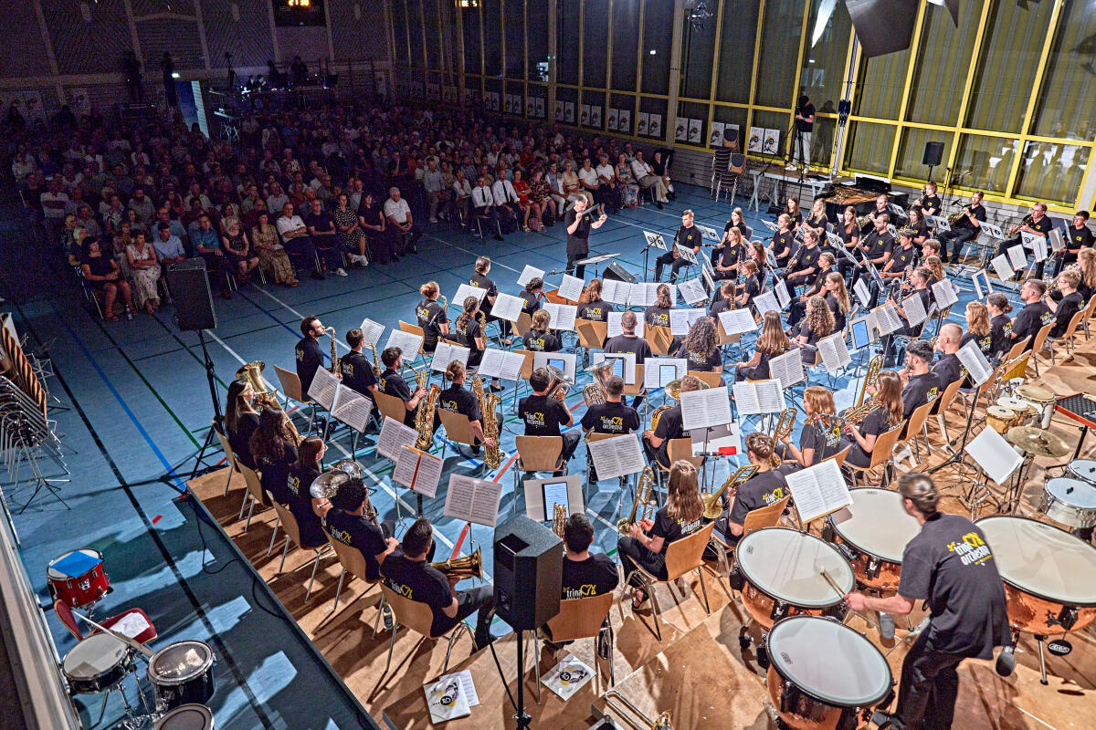 Das Trina-Orchester bei Ihrem Konzert in der Kliffhalle Heldenfingen im Jahr 2024.