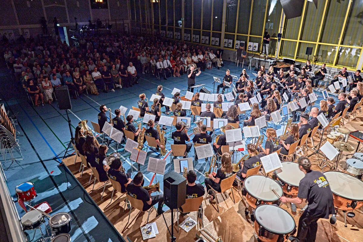 Das Trina-Orchester bei Ihrem Konzert in der Kliffhalle Heldenfingen im Jahr 2024.