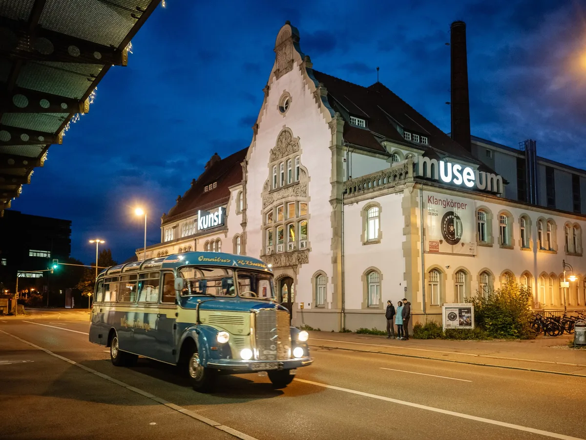 Die Oldtimerbusse befördern Besucher der Heidenheimer Museumsnacht auch dieses Jahr wieder durch die Stadt. Die Oldtimerbusse befördern Besucher der Heidenheimer Museumsnacht auch dieses Jahr wieder durch die Stadt.