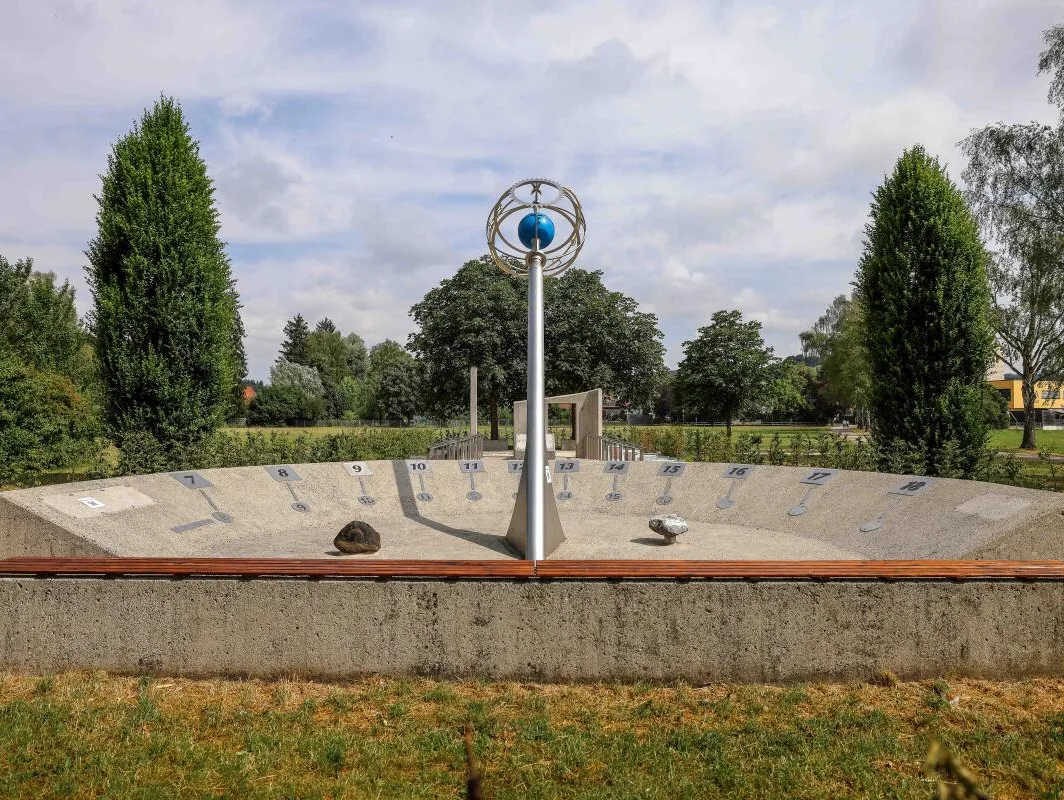 Wolfgang Heinecker, Geschichte, saniert, Sonnen- und Zeitpfad, Schnaitheim, Sonnen und Zeitpfad, Der Sonnen- und Zeitpfad in Schnaitheim hat mehr zu bieten, als auf den ersten Blick erkennbar ist. Wolfgang Heinecker erklärt, was alles hinter der Anlage steckt.